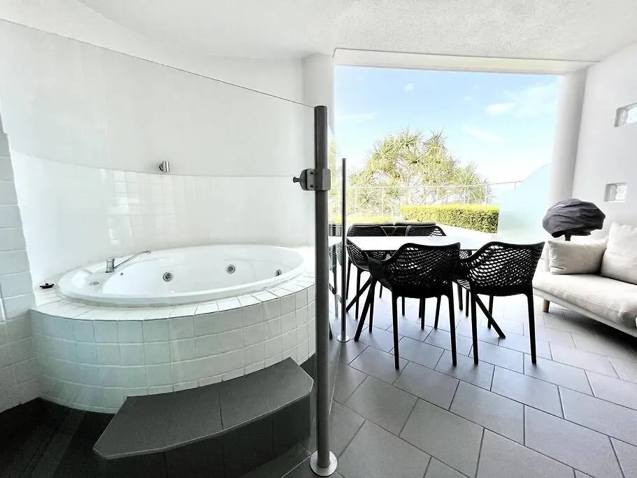 18Ob Absolute Beachfront - Noosa Main Beach Apartment